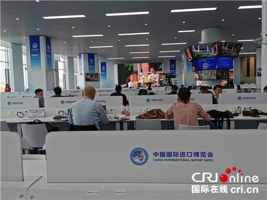 4300多名中外记者踊跃报名采访第二届进博会，新闻中心率先体验中国5G通信技术